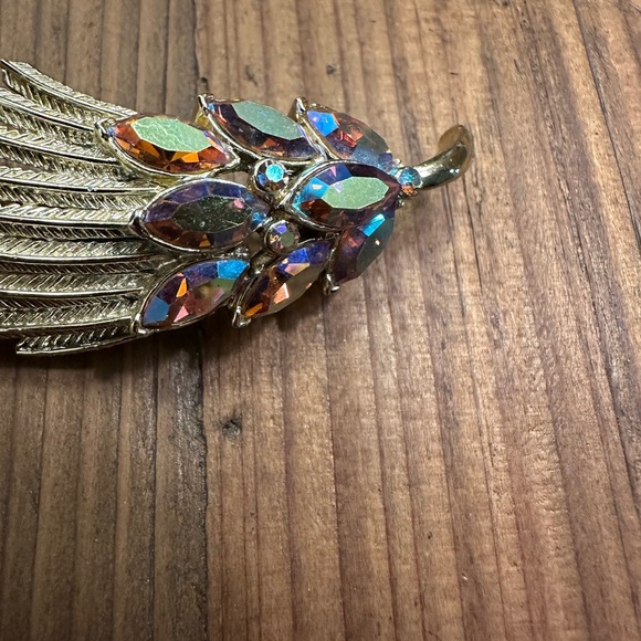 Elegant Gold Feather Brooch with Multicolor Accents - Picture 2 of 4
